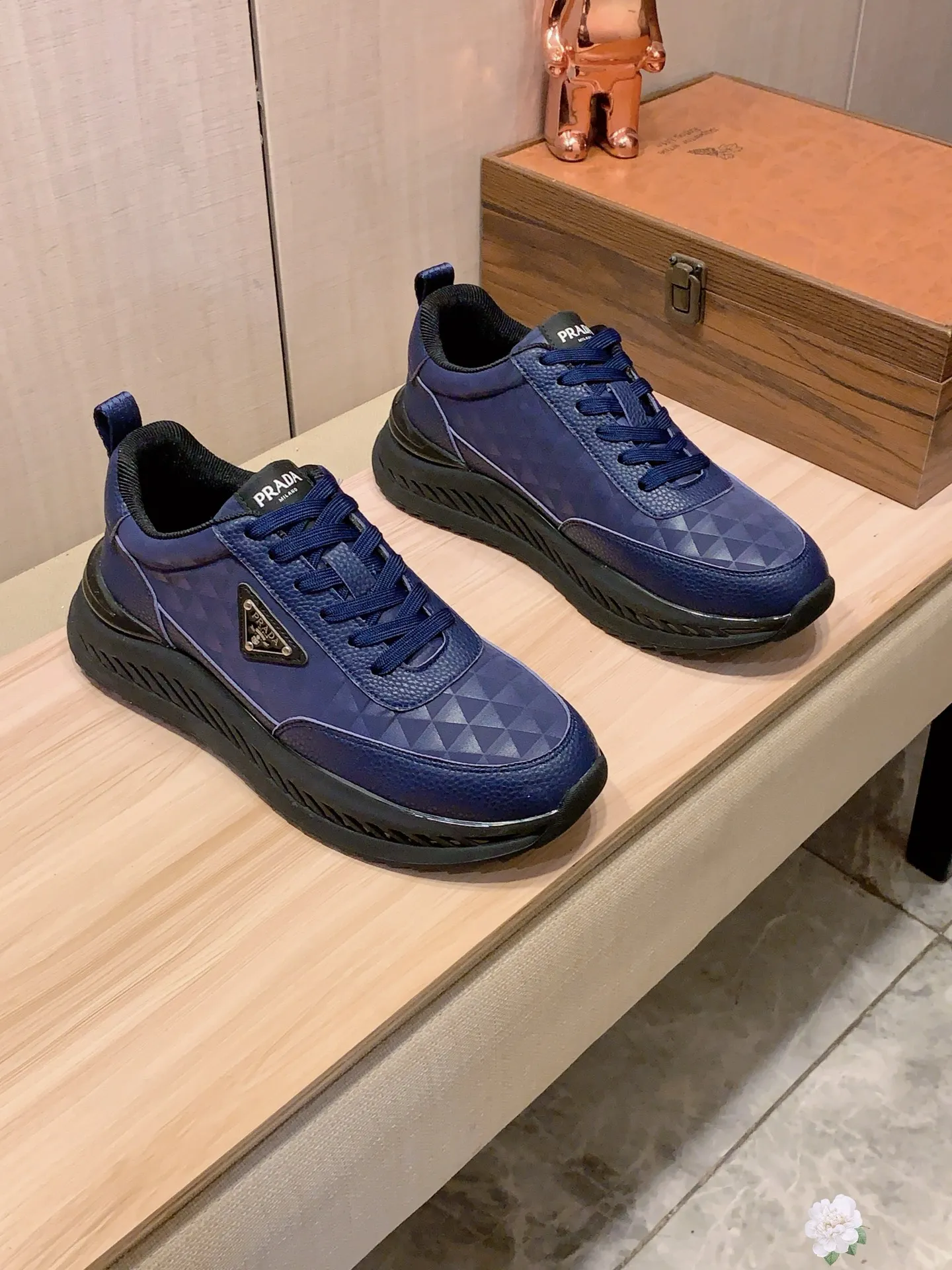 Men's men's shoes💰460💰💰🎩🎩[Lightning][Lightning] "PRADA*" The latest and most popular casual shoes, top brand [seduce] luxury ~ purchasing agency, top ~ quality. [Strong] The upper is made of imported breathable cowhide with material ➕ breathable sheepskin feet (•) and fine workmanship. The original stylish and stylish soft rubber wear-resistant and non-slip outsole is light and comfortable on the feet. The real thing looks better in real photos. 413: code: 38-44, 3️⃣ colors selected